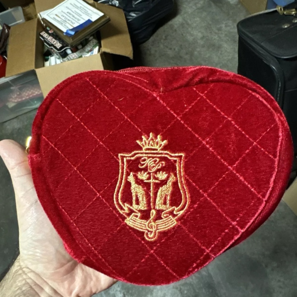 Makeup bag!! Very nice and clean.